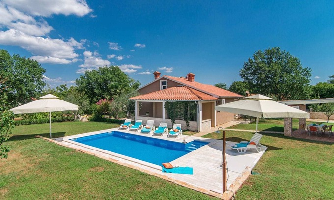 Selina Cabin | Villa with private pool, large garden and BBQ in quiet village