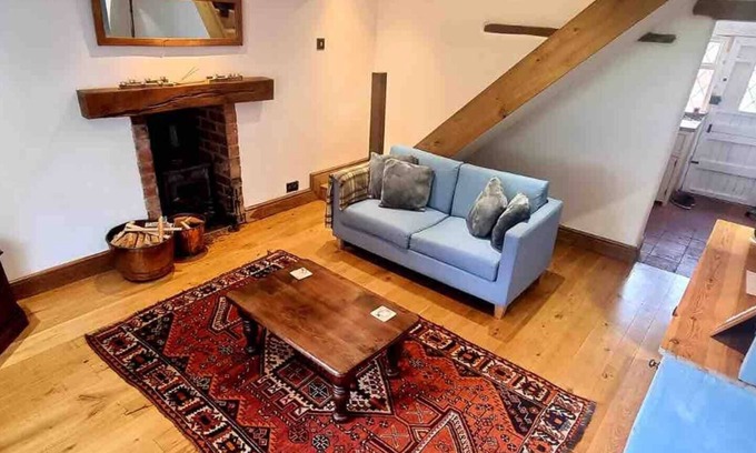 Bretford Cottage | Village Period Cottage next to a idyllic stream