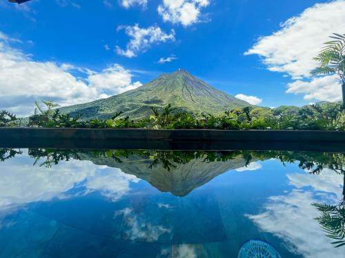 Arenal Hot Springs Villa | Villas Jawara ! Un Volcán en su Jardín !