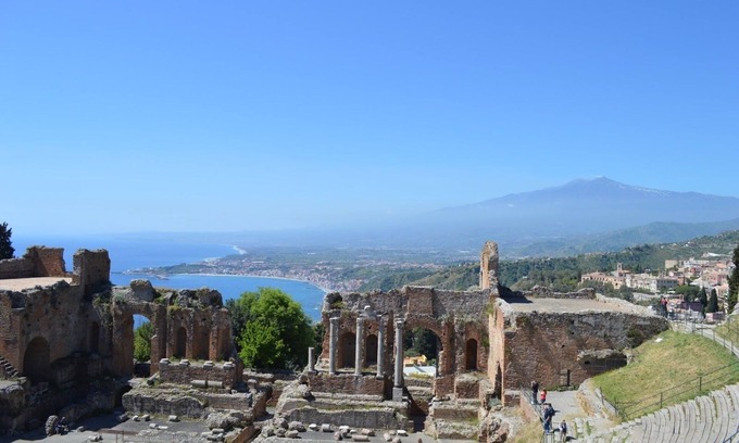 Mazzeo Apartment | Villetta 2 to 6 people, in Taormina, 50 m from the beach. garden and private parking.