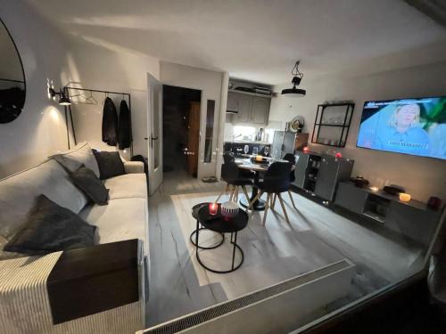 Saint-Pierre-de-Clages Apartment | Vincenzo appart, Studio Confortable à Nendaz, accès Direct au Télécabine de Tracouet et Parking Souterrain Inclus