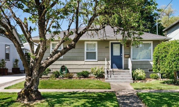 Newberg House | Vine and View Cottage