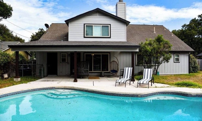 Round Rock House | Vintage 6BR Home/Pool & Game Lounge