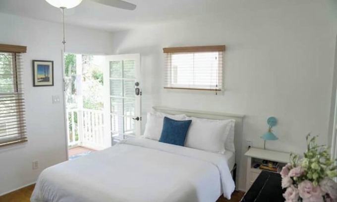 North of Wilshire Apartment | Vintage and Cozy Studio in Santa Monica - C