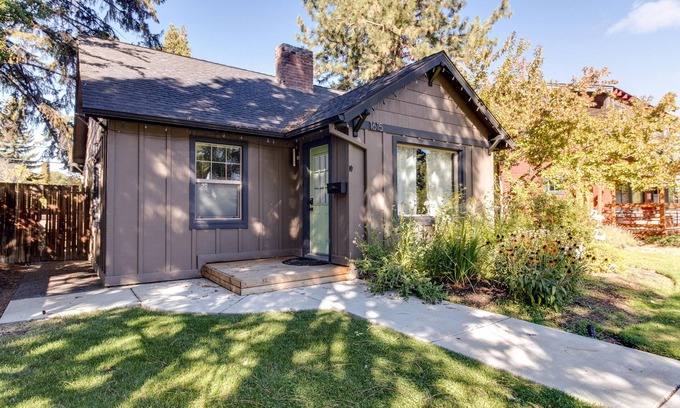 River Terrace Cottage | Vintage Awbrey- Fireplace, Hot Tub, AC, 100+mbps Wifi, Bikes, Walk Downtown
