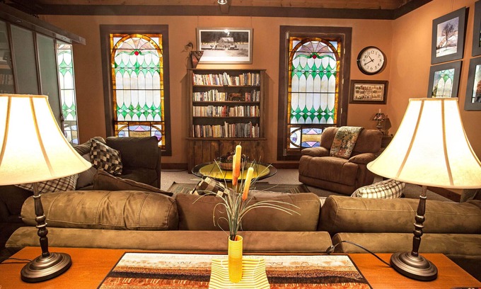 Pownal House | Vintage BARN Apartment-POOL-HotTub-FirePit-Hiking-Museums-Theater-Pets welcome!