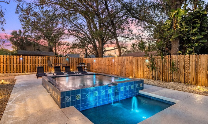 Gillespie Park House | Vintage Downtown Escape, Heated Cocktail Pool, Tiki Bar & Walk to City of Sarasota