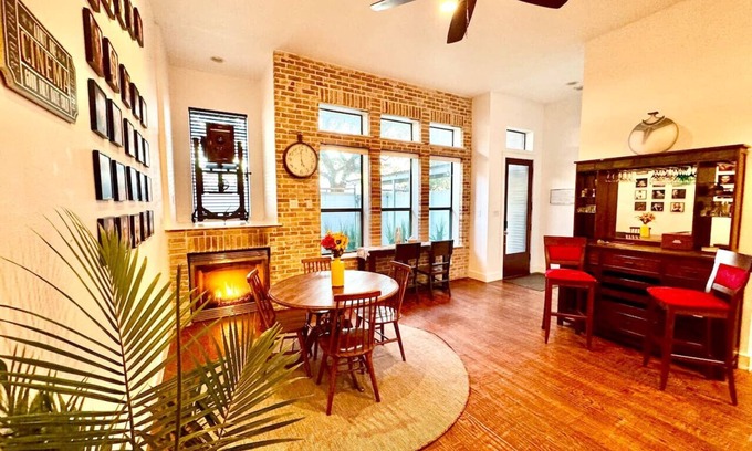 Deep Ellum Apartment | Vintage Modern Luxury-Deep Ellum-Fair Park