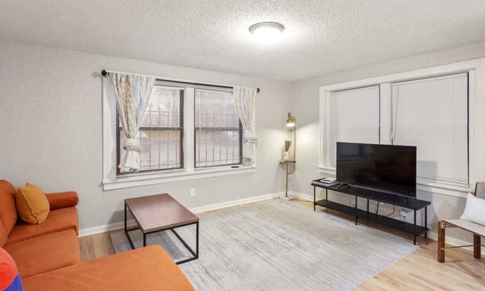 South Hyde Park Apartment | Vintage MW 1BR with Full Kitchen by Zencity