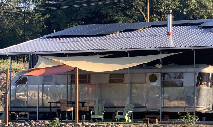Trail House | Vintage Tiny Home "Isabelle on the Rogue