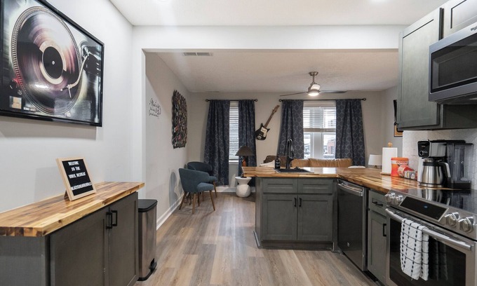 Noblesville Apartment | Vinyl Retreat, downtown Noblesville