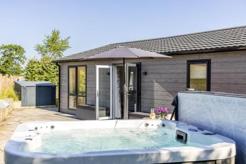Lifton House | Violet Lodge, 11 Roadford Lake Lodges