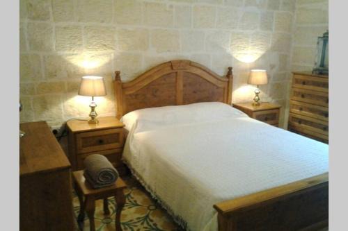 Birgu Apartment | Vittoriosa holiday apartment rental with Ac