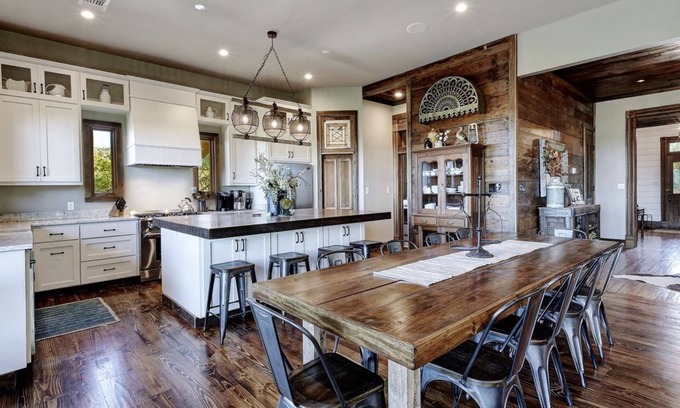San Marcos House | Voca House-Modern 1890's Farmhouse - Pool, Hot Tub, Game room, AMAZING VIEW!