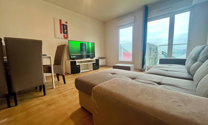 Saint-Denis Apartment | VUE Tour Eiffel - Métro - Wifi - Parking- Top Hôte