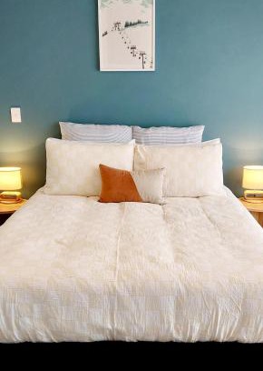 Wanaka House | Wānaka Mountain Views Guest Room -no kitchen-