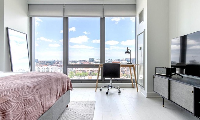 West Loop Apartment | W Loop Studio w Gym Pool Coworking nr UIC CHI-397