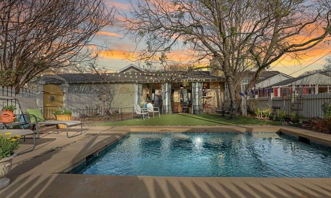 McKinney House | {Waddill Cottage} Historic Downtown McKinney charming Craftsman with pool