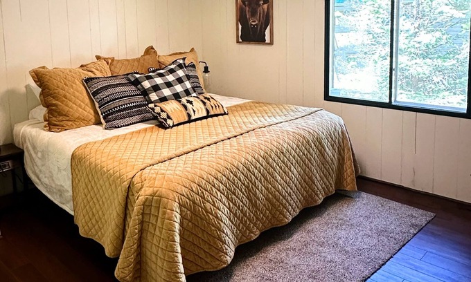 Island Park House | Wagon Wheel Retreat– Family Cabin Near Yellowstone with KING BED & DOG FRIENDLY