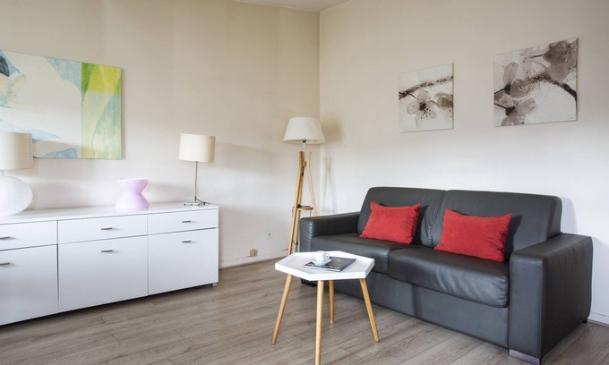 Quartier de la Plaine-de-Monceaux Apartment | Wagram Arc de Triomphe les Champs Elysées