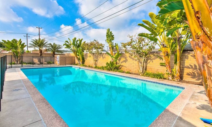 Hermosa Village House | Walk Across to Disney! Firepit~Game Room~2 MstrBRs