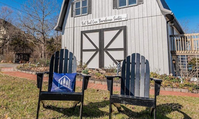 Hollister Apartment | Walk-In King Size Lakefront Suite-Free Daily Tickets-Dog Friendly-Cmty Hot Tub!