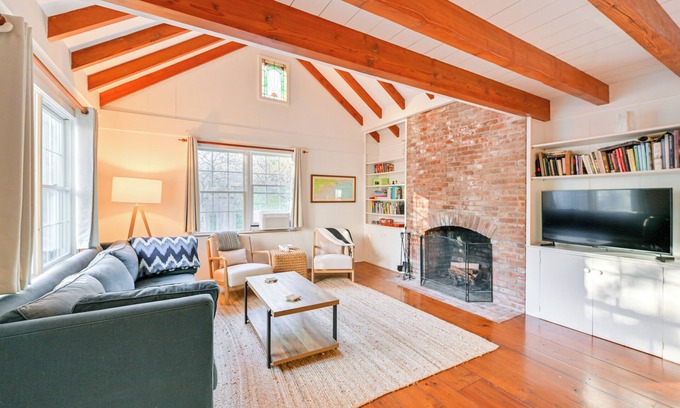 Beach Hampton Cottage | Walk to Amagansett Beach: Cottage w/Deck!