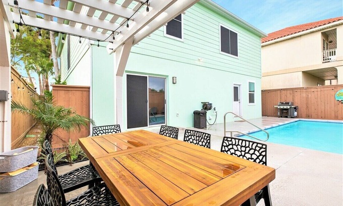 South Padre Island House | Walk to Bay & Beach! Private Pool! Foosball! Games