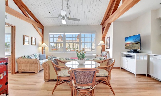 Palm Beach - West Palm Beach Condo | Walk To Beach! Palm Beach Penthouse Suite 4 Guests