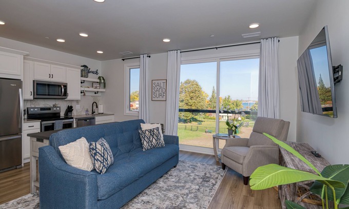 Traverse City Condo | Walk to Beach: Penthouse Condo in Traverse City!