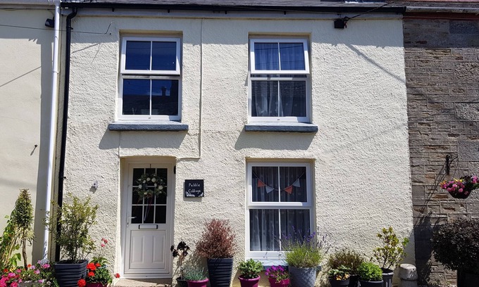 Tywardreath Cottage | Walk to beach, village location, near Fowey and Eden Project