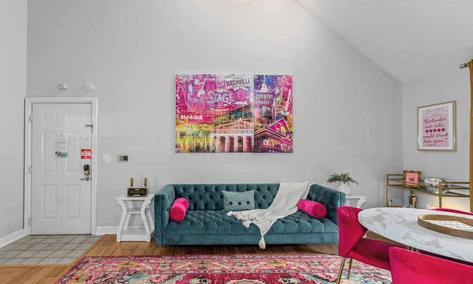 Rutledge Hill Condo | Walk to Broadway Skyline Views Free Parking!