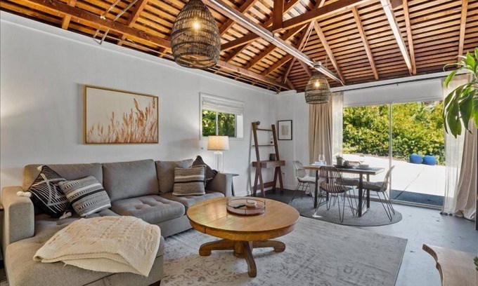 Samarkand House | Walk to coffee, relax on the private deck!