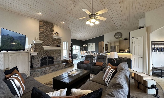 Buena Vista House | WALK to dntwn / 5 acres 360 views / Hottub / FULLY STOCKED game room & kitchen!