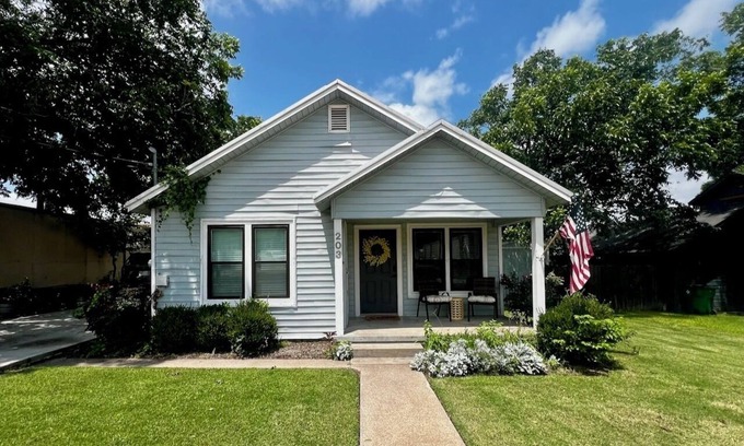 Decatur House | Walk to Eats & Shops Decatur Courthouse View