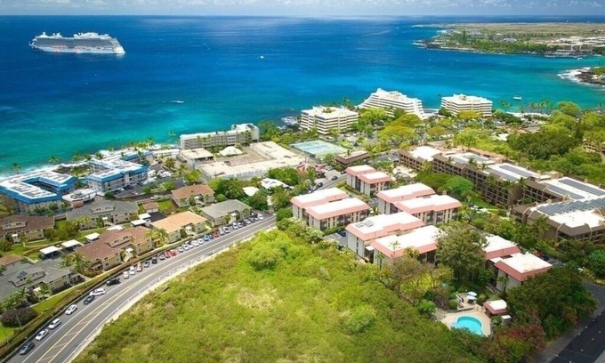 Kailua-Kona Apartment | Walk to Kailua Village. AC. King Bed. Pool. Free Parking. In Unit Laundry