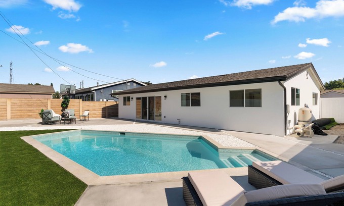 Northwest Anaheim House | Walk to Knott's, Pool&Parks, and Disney Land!