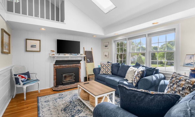 South Yarmouth House | Walk to Pond, AC, Wifi, Dog Friendly, Quaint Yarmouth Cottage