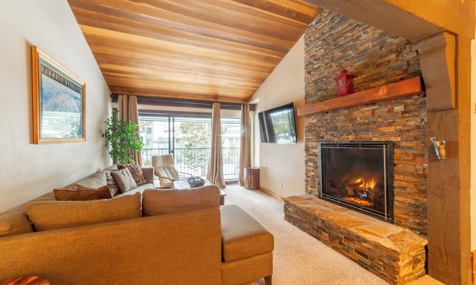 Mammoth Lakes Condo | Walk to Ski & Slopes at St Anton 551