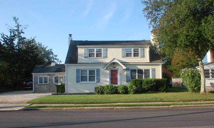 Avon Cottage | Walk to the beach from this charming Bay Head beach house that sleeps a crowd.