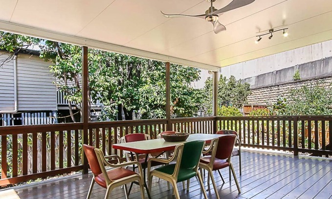 Woolloongabba Cottage | Walk to the Charming Character Home