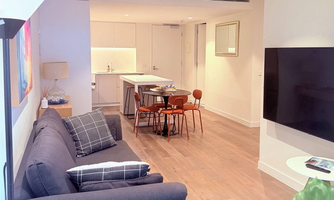 Fitzroy Apartment | Walk to the ‘G’ + parking. Modern, convenient & family friendly.
