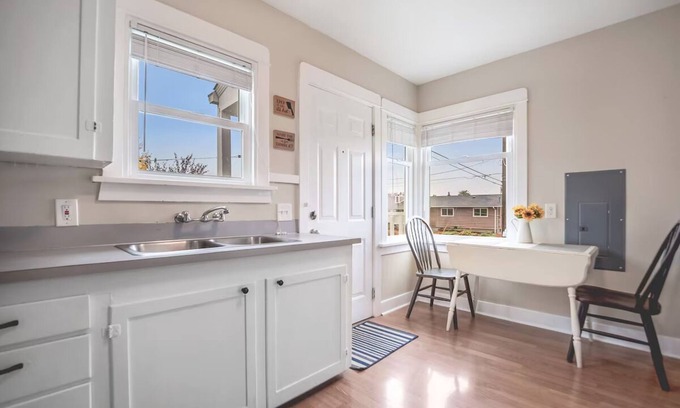 North End Apartment | Walk to the waterfront The Cozy Cottage