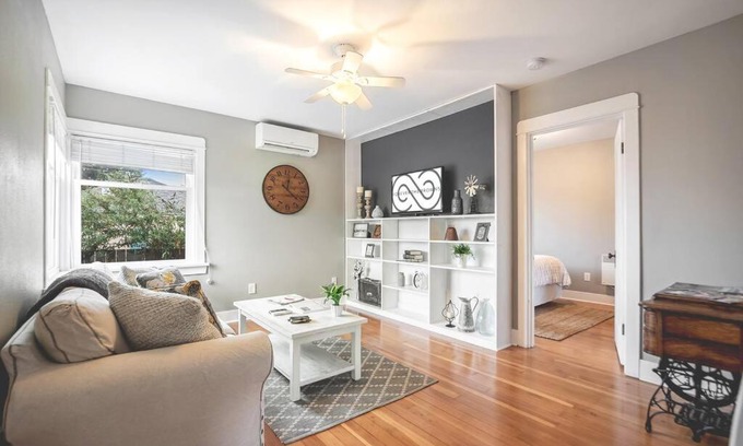 North End Apartment | Walk to the waterfront! The Cozy Cottage