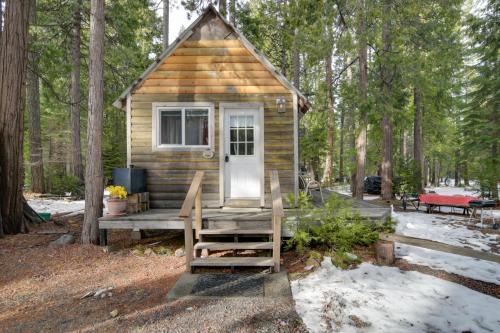 Butte Meadows Apartment | Walk to Trails and Butte Creek Cozy Retreat with Deck