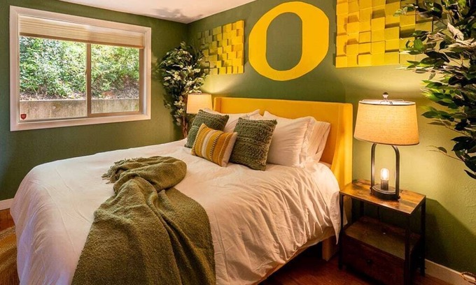 Eugene House | Walk to U of O! View with 2 decks/firepit/comfy!