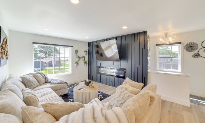 Gladstone House | Walk to Waterfront: Michigan Retreat w/Game Room