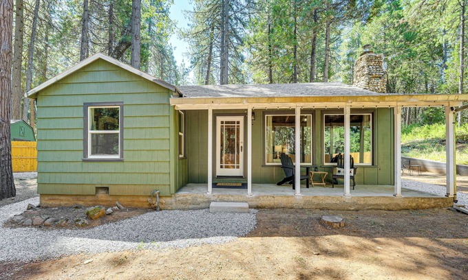 Forest Meadows Cabin | Walk to Winery: Cozy Cabin w/Fire Pit in Murphys