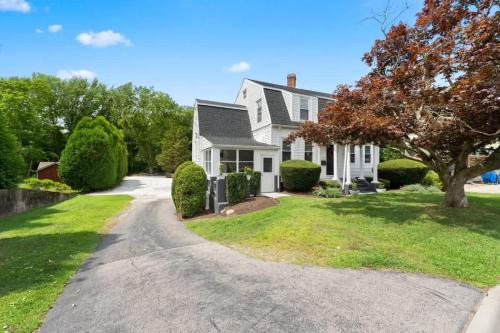 Barrington House | Walkable 4BR in Barrington Near Beach & Bike Path