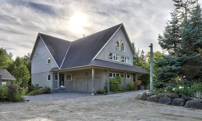 The Blue Mountains Ski Chalet | Walkable retreat at Blue Mountain w/hot tub/sauna/pool table/chef's kitchen